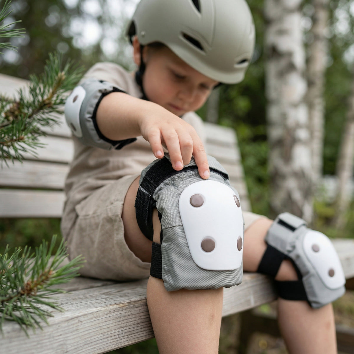 CHANTY Casco infantil + Set de protección – Beige arena