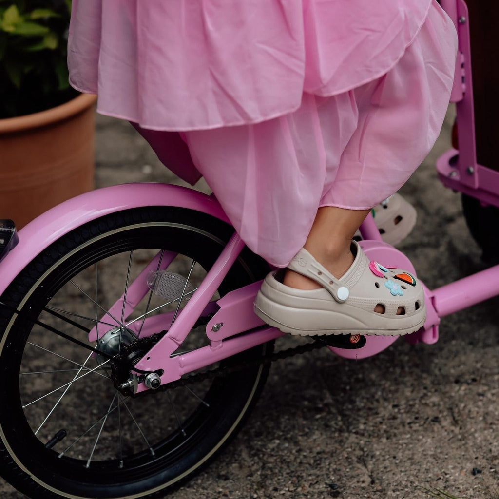 Chanty Cargo Kid – Pink inkl. hjelm, flaskeholder, håndtag i 2 farver og ringklokke - BørnecyklerneChantyBørnecyklernePink: BLC16 - LYRChanty Cargo Kid – Pink inkl. hjelm, flaskeholder, håndtag i 2 farver og ringklokke