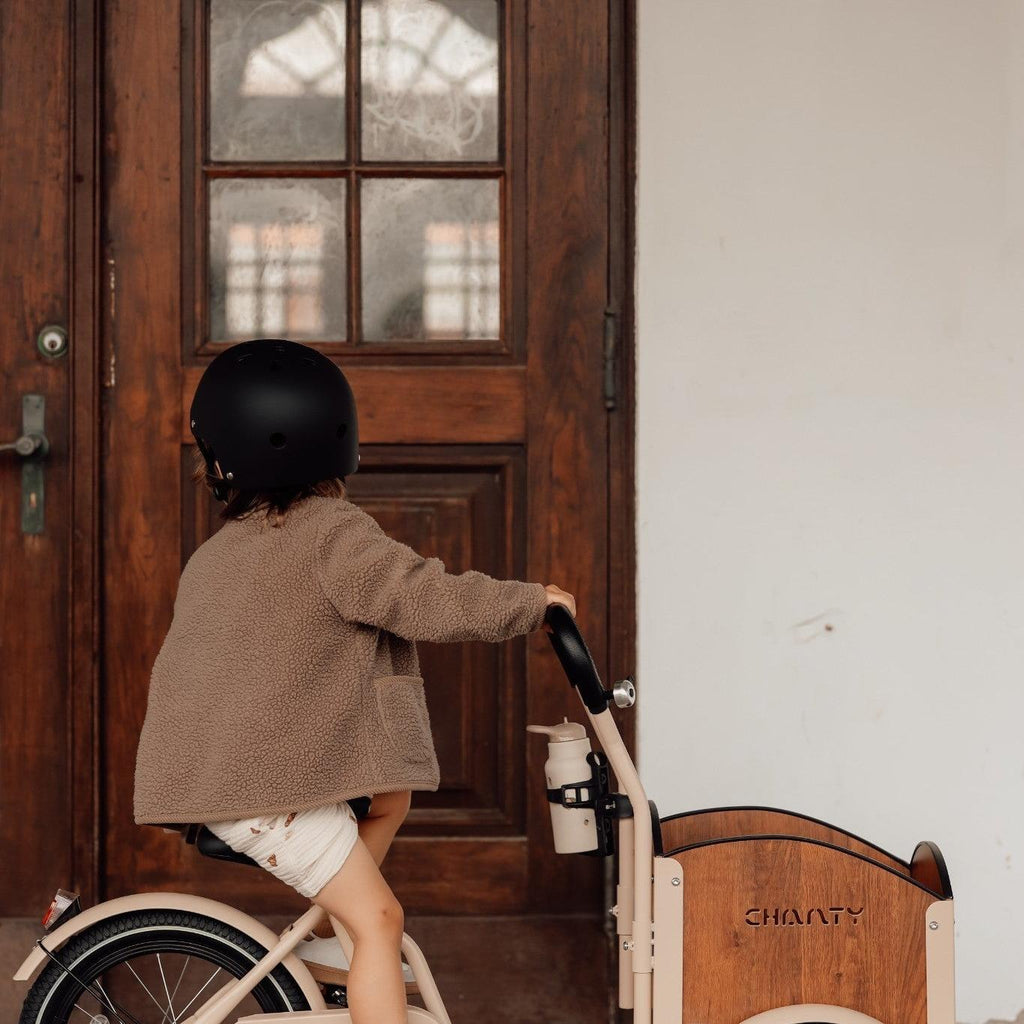 Chanty Cargo Kid - Sandfarvet Den ultimative børneladcykel til sjov, transport inkl. hjelm, flaskeholder, håndtag i 2 farver og ringklokke - BørnecyklerneChantyBørnecyklerneBeige: BLC16 - BEIChanty Cargo Kid - Sandfarvet Den ultimative børneladcykel til sjov, transport inkl. hjelm, flaskeholder, håndtag i 2 farver og ringklokke