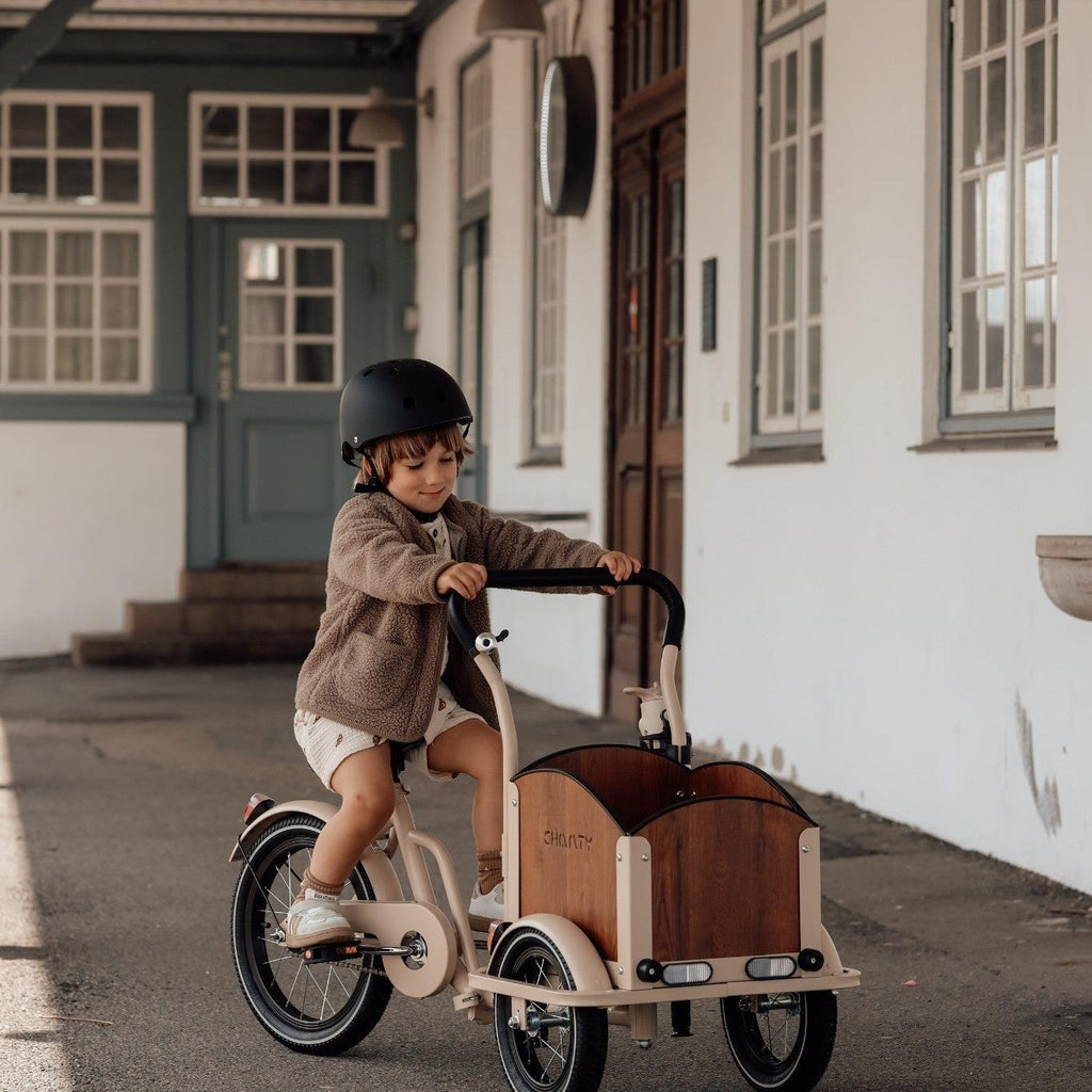 Chanty Cargo Kid - Sandfarvet Den ultimative børneladcykel til sjov, transport inkl. hjelm, flaskeholder, håndtag i 2 farver og ringklokke - BørnecyklerneChantyBørnecyklerneBeige: BLC16 - BEIChanty Cargo Kid - Sandfarvet Den ultimative børneladcykel til sjov, transport inkl. hjelm, flaskeholder, håndtag i 2 farver og ringklokke