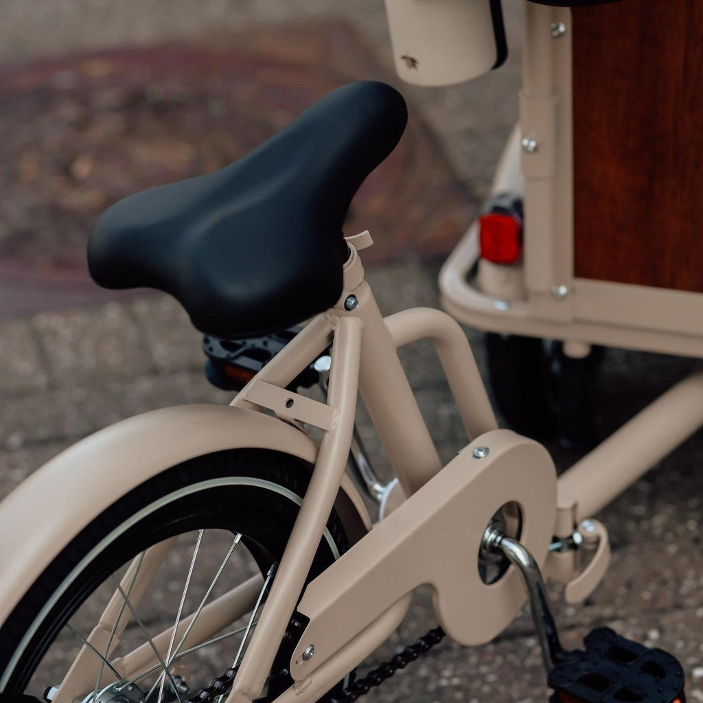 Chanty Cargo Kid - Sandfarvet Den ultimative børneladcykel til sjov, transport inkl. hjelm, flaskeholder, håndtag i 2 farver og ringklokke - BørnecyklerneChantyBørnecyklerneBeige: BLC16 - BEIChanty Cargo Kid - Sandfarvet Den ultimative børneladcykel til sjov, transport inkl. hjelm, flaskeholder, håndtag i 2 farver og ringklokke