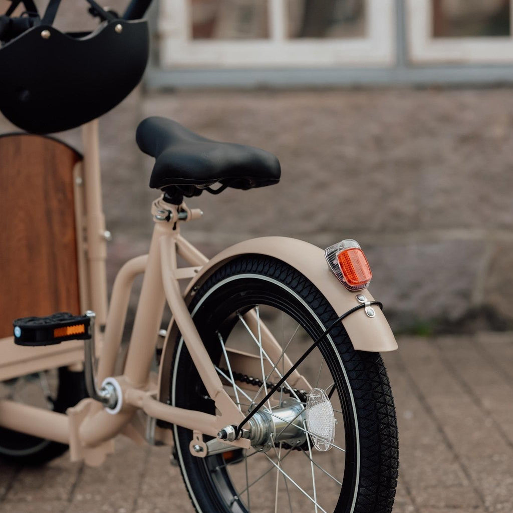 Chanty Cargo Kid - Sandfarvet Den ultimative børneladcykel til sjov, transport inkl. hjelm, flaskeholder, håndtag i 2 farver og ringklokke - BørnecyklerneChantyBørnecyklerneBeige: BLC16 - BEIChanty Cargo Kid - Sandfarvet Den ultimative børneladcykel til sjov, transport inkl. hjelm, flaskeholder, håndtag i 2 farver og ringklokke