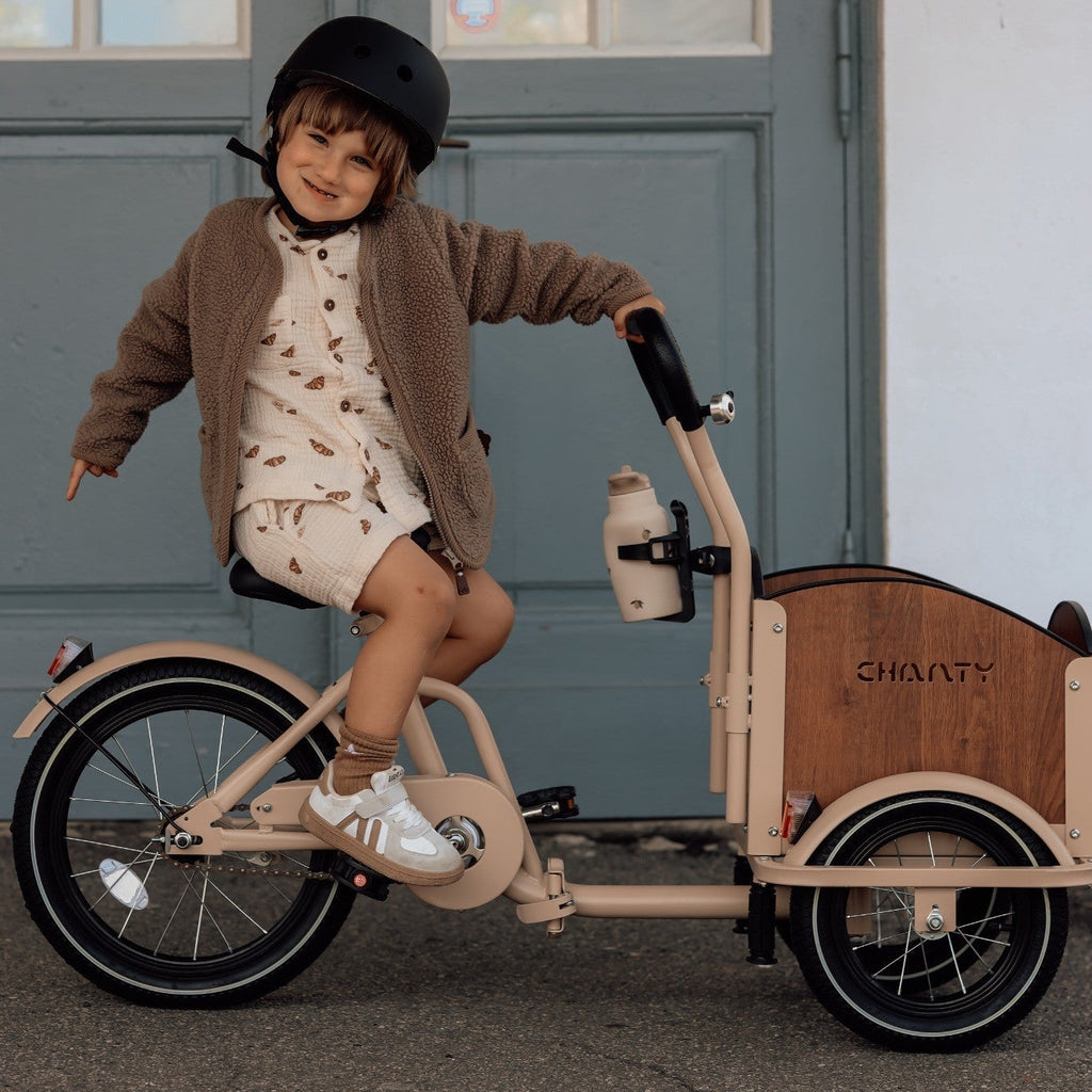 Chanty Cargo Kid - Sandfarvet Den ultimative børneladcykel til sjov, transport inkl. hjelm, flaskeholder, håndtag i 2 farver og ringklokke - BørnecyklerneChantyBørnecyklerneBeige: BLC16 - BEIChanty Cargo Kid - Sandfarvet Den ultimative børneladcykel til sjov, transport inkl. hjelm, flaskeholder, håndtag i 2 farver og ringklokke