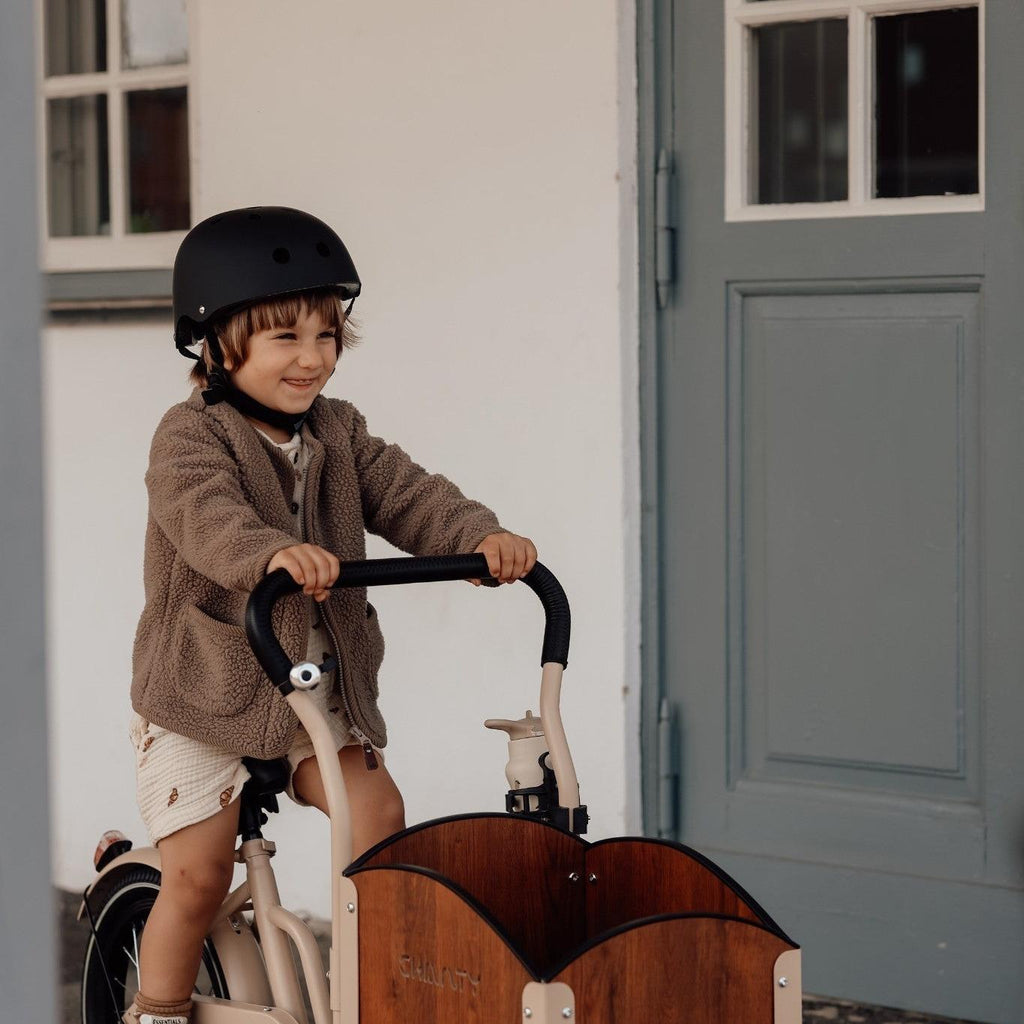 Chanty Cargo Kid - Sandfarvet Den ultimative børneladcykel til sjov, transport inkl. hjelm, flaskeholder, håndtag i 2 farver og ringklokke - BørnecyklerneChantyBørnecyklerneBeige: BLC16 - BEIChanty Cargo Kid - Sandfarvet Den ultimative børneladcykel til sjov, transport inkl. hjelm, flaskeholder, håndtag i 2 farver og ringklokke