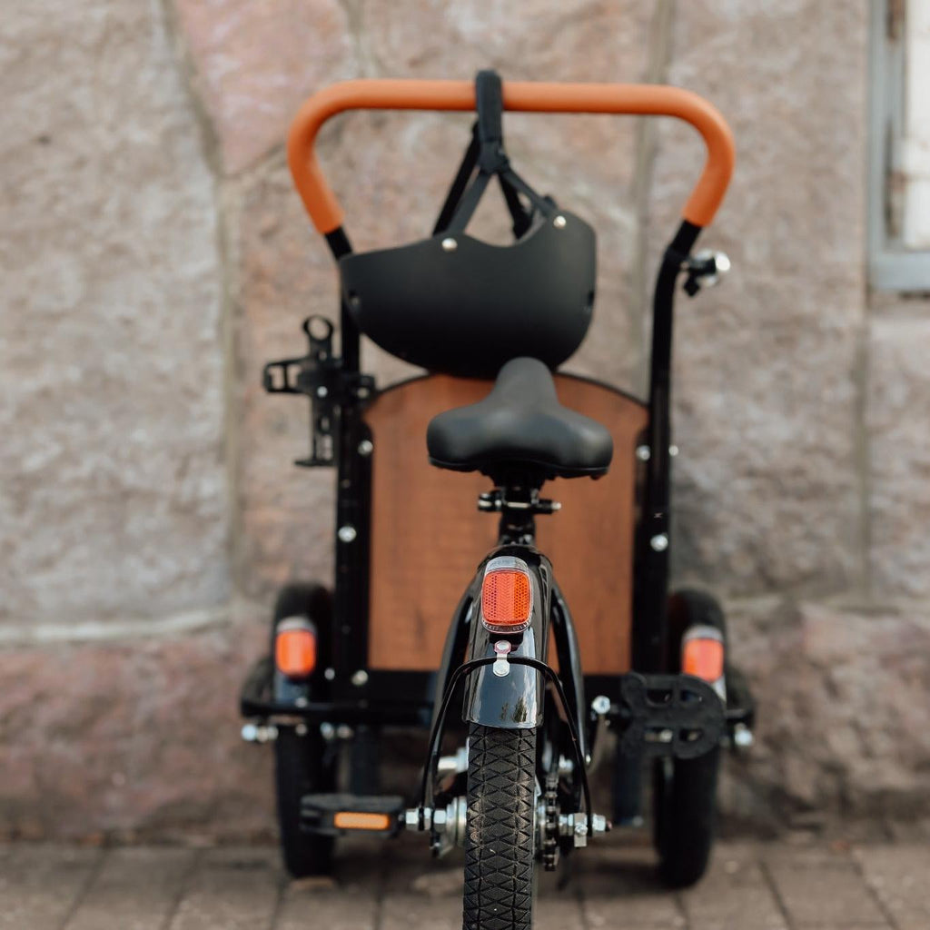 Chanty Cargo Kid - Sort inkl. hjelm, flaskeholder, håndtag i 2 farver og ringklokke - BørnecyklerneChantyBørnecyklerneSort: BLC16 - SRTChanty Cargo Kid - Sort inkl. hjelm, flaskeholder, håndtag i 2 farver og ringklokke