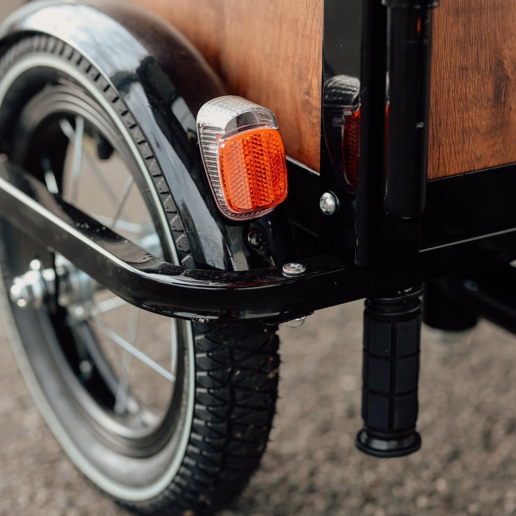 Chanty Cargo Kid - Sort inkl. hjelm, flaskeholder, håndtag i 2 farver og ringklokke - BørnecyklerneChantyBørnecyklerneSort: BLC16 - SRTChanty Cargo Kid - Sort inkl. hjelm, flaskeholder, håndtag i 2 farver og ringklokke