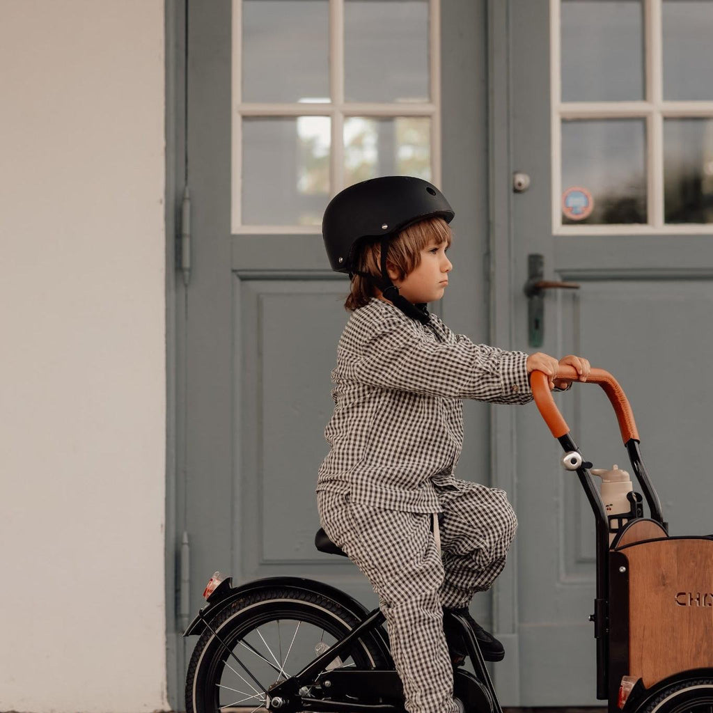 Chanty Cargo Kid - Sort inkl. hjelm, flaskeholder, håndtag i 2 farver og ringklokke - BørnecyklerneChantyBørnecyklerneSort: BLC16 - SRTChanty Cargo Kid - Sort inkl. hjelm, flaskeholder, håndtag i 2 farver og ringklokke