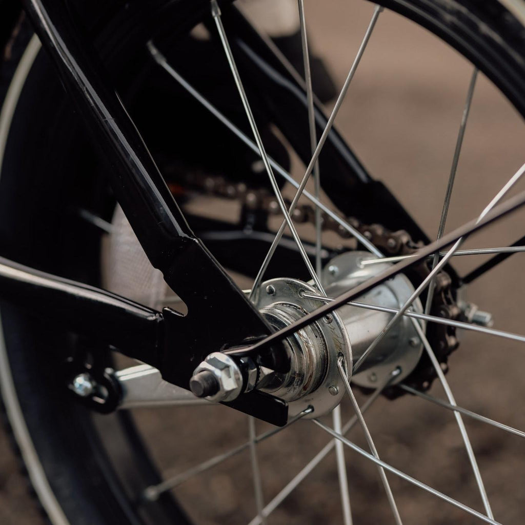 Chanty Cargo Kid - Sort inkl. hjelm, flaskeholder, håndtag i 2 farver og ringklokke - BørnecyklerneChantyBørnecyklerneSort: BLC16 - SRTChanty Cargo Kid - Sort inkl. hjelm, flaskeholder, håndtag i 2 farver og ringklokke