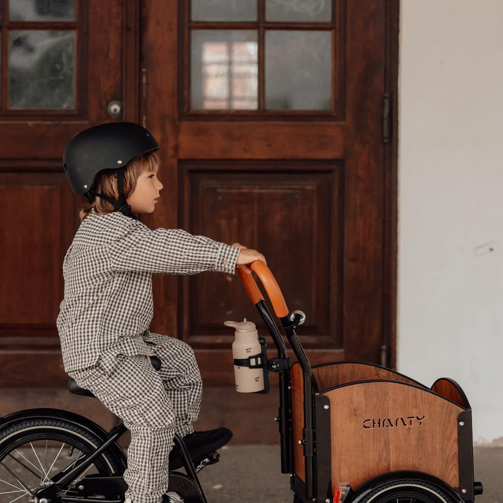 Chanty Cargo Kid - Sort inkl. hjelm, flaskeholder, håndtag i 2 farver og ringklokke - BørnecyklerneChantyBørnecyklerneSort: BLC16 - SRTChanty Cargo Kid - Sort inkl. hjelm, flaskeholder, håndtag i 2 farver og ringklokke