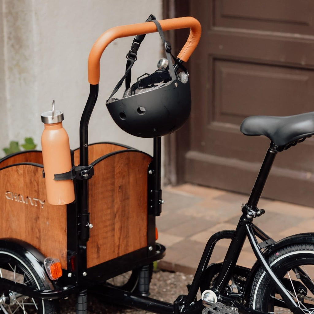 Chanty Cargo Kid - Sort inkl. hjelm, flaskeholder, håndtag i 2 farver og ringklokke - BørnecyklerneChantyBørnecyklerneSort: BLC16 - SRTChanty Cargo Kid - Sort inkl. hjelm, flaskeholder, håndtag i 2 farver og ringklokke