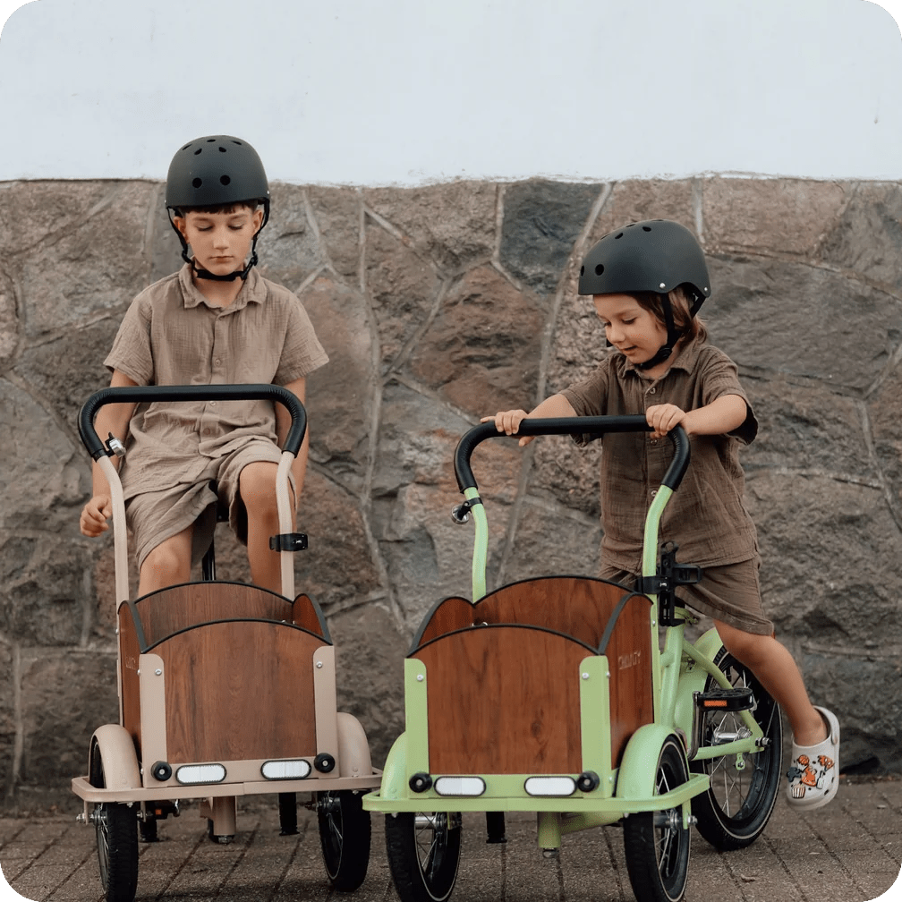 Søskendepakken - 2 børneladcykler inkl. hjelm, flaskeholder, håndtag i 2 farver og ringklokke - BørnecyklerneChantyBørnecyklerneSortSøskendepakken - 2 børneladcykler inkl. hjelm, flaskeholder, håndtag i 2 farver og ringklokkeSort