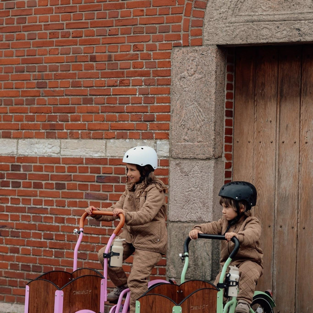 Søskendepakken - 2 børneladcykler inkl. hjelm, flaskeholder, håndtag i 2 farver og ringklokke - BørnecyklerneChantyBørnecyklerneSortSøskendepakken - 2 børneladcykler inkl. hjelm, flaskeholder, håndtag i 2 farver og ringklokkeSort
