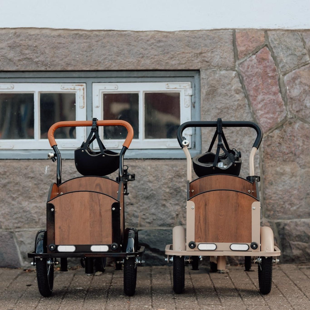 Søskendepakken - 2 børneladcykler inkl. hjelm, flaskeholder, håndtag i 2 farver og ringklokke - BørnecyklerneChantyBørnecyklerneSortSøskendepakken - 2 børneladcykler inkl. hjelm, flaskeholder, håndtag i 2 farver og ringklokkeSort