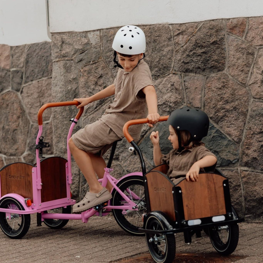 Søskendepakken - 2 børneladcykler inkl. hjelm, flaskeholder, håndtag i 2 farver og ringklokke - BørnecyklerneChantyBørnecyklerneSortSøskendepakken - 2 børneladcykler inkl. hjelm, flaskeholder, håndtag i 2 farver og ringklokkeSort