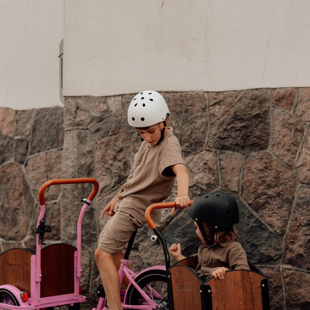 Søskendepakken - 2 børneladcykler inkl. hjelm, flaskeholder, håndtag i 2 farver og ringklokke - BørnecyklerneChantyBørnecyklerneSortSøskendepakken - 2 børneladcykler inkl. hjelm, flaskeholder, håndtag i 2 farver og ringklokkeSort